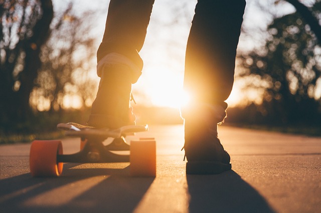 noha na skateboardu
